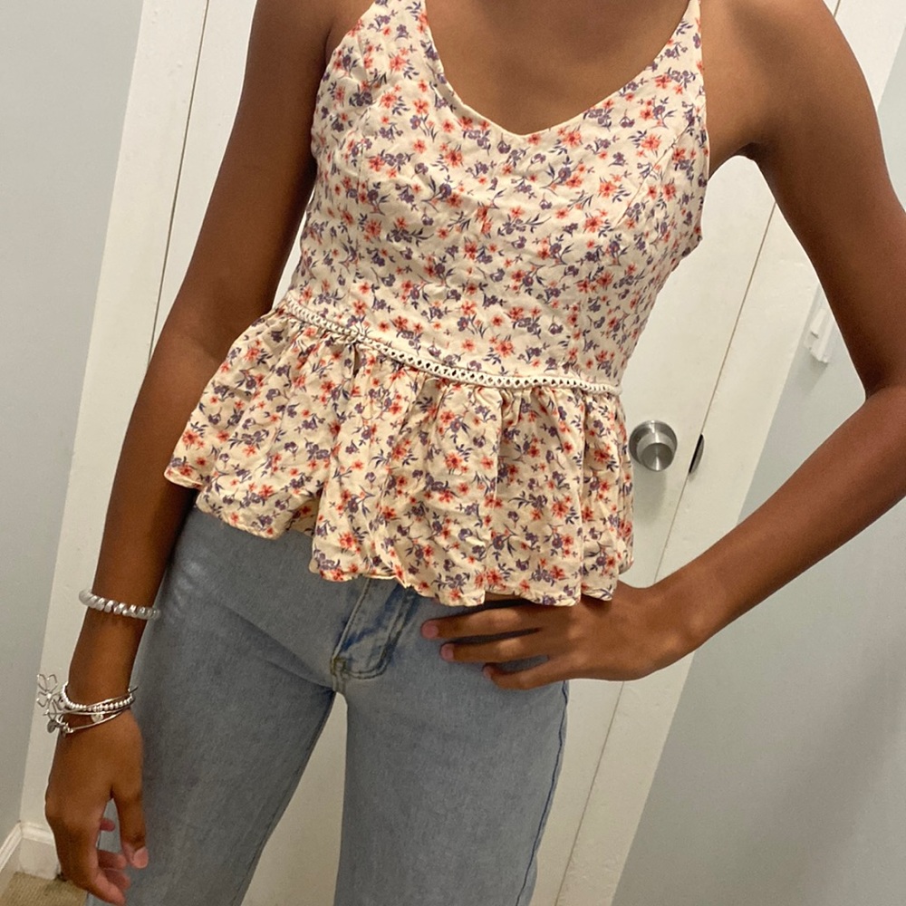 Cute floral cross back sumner top 🌸